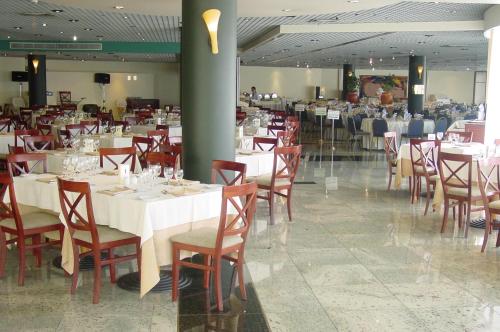 Un restaurante o sitio para comer en Suite Hotel Jardins Da Ajuda