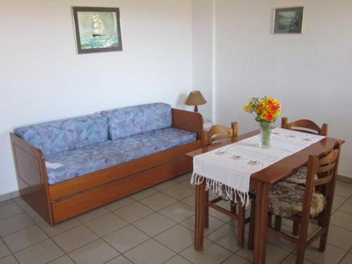 sala de estar con sofá y mesa en Mochlos Mare, en Mókhlos