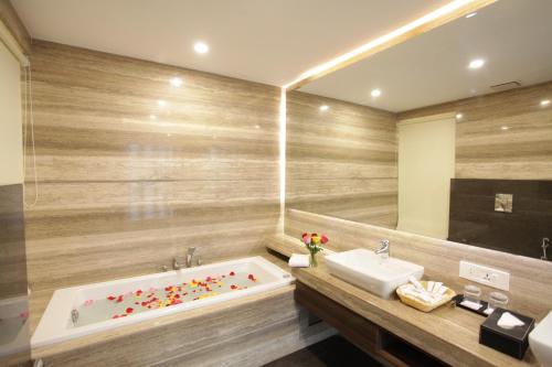 a bathroom with a tub and a sink at Kaisons Inn (Near Apollo Hospital) in New Delhi