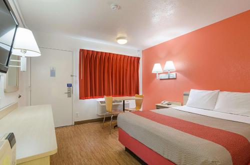 Säng eller sängar i ett rum på Motel 6-Topeka, KS - Northwest