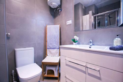 Un baño con un inodoro blanco y un lavabo. en Apartamento Malagueta Beach 10, en Málaga