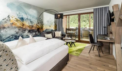 Postel nebo postele na pokoji v ubytování Alpine Luxury SPA Resort Schwarzenstein