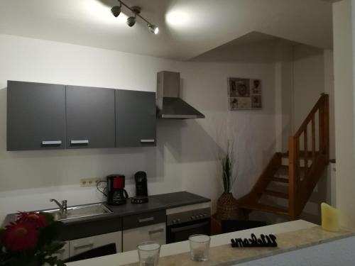 una cucina con lavandino e piano di lavoro di Ferienwohnung Amalie a Apolda