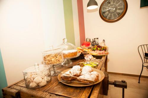 een tafel met wat eten erop bij B&B Nencioli in Castellammare del Golfo