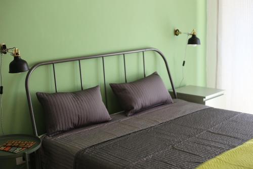 カステッランマーレ・デル・ゴルフォにあるBell's Coveのベッドルーム1室(紫色の枕2つ付きのベッド1台付)