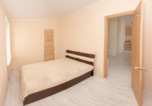 オムスクにあるOmsk Sutki Apartments on Stachechnaya 6の小さなベッドルーム(ベッド1台付)
