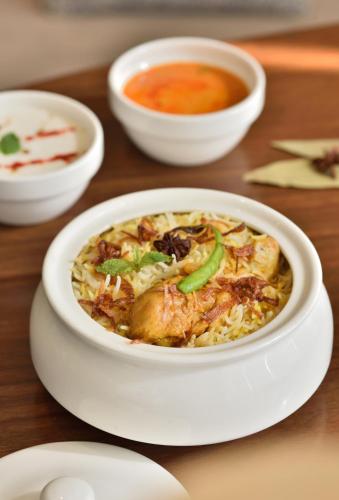 ホテルの敷地内または近くでの食事または食べ物