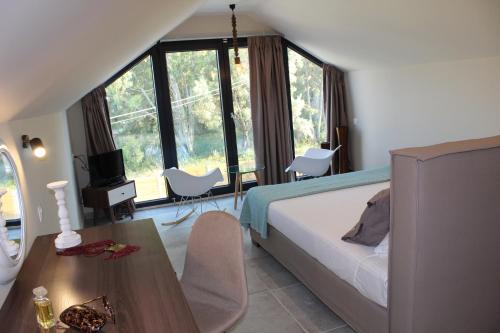 ニキアナにあるOnar Villaのベッドルーム1室(ベッド1台、テーブル、椅子付)