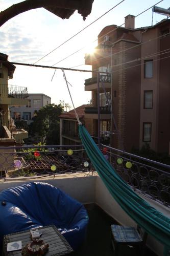 eine Hängematte auf dem Balkon eines Gebäudes in der Unterkunft Guesthouse "Slavkova" in Sozopol