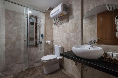 uma casa de banho com um WC, um lavatório e um chuveiro em Golden Villa Sapa Hotel em Sa Pa