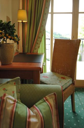 a room with a desk and a chair and a piano at Landgasthof zum Muller in Ruderting