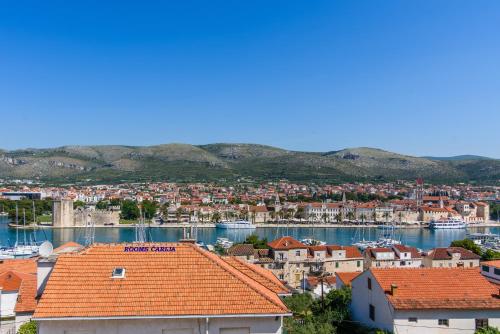 een uitzicht op een stad met boten in een haven bij Rooms Carija in Trogir