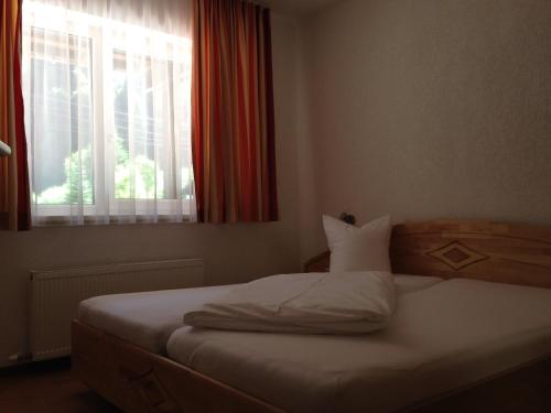 Ein Bett oder Betten in einem Zimmer der Unterkunft Hotel Zerres