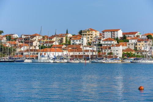 een uitzicht op een haven met boten in het water bij Rooms Carija in Trogir