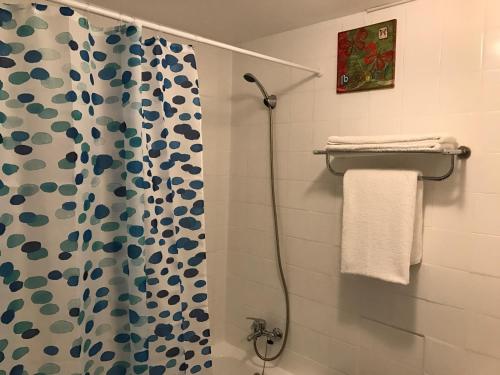 卡斯凱什的住宿－卡斯凱什夢想住宿一號公寓，带淋浴和浴帘的浴室