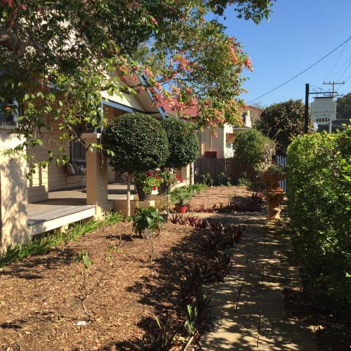 a garden in front of a house at Guest House on Hyde in Bellingen