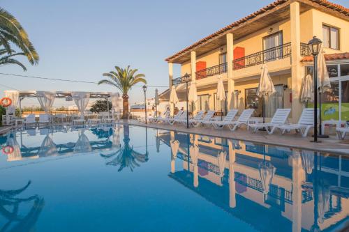 Bazén v ubytování Creta Aquamarine Hotel nebo v jeho okolí