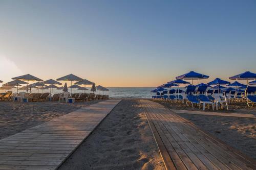 プラタネスにあるCreta Aquamarine Hotelの海の景色を望むビーチ(椅子、パラソル付)