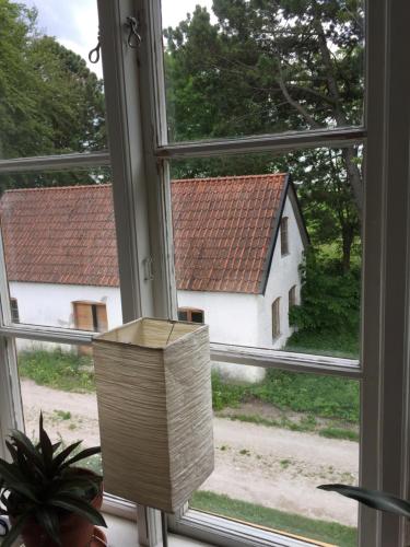 a window with a view of a white house at Silte Siglajvs 147 in Havdhem