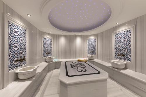 łazienka z 2 umywalkami i dużym sufitem w obiekcie Endless Art Hotel-Special Category w Stambule
