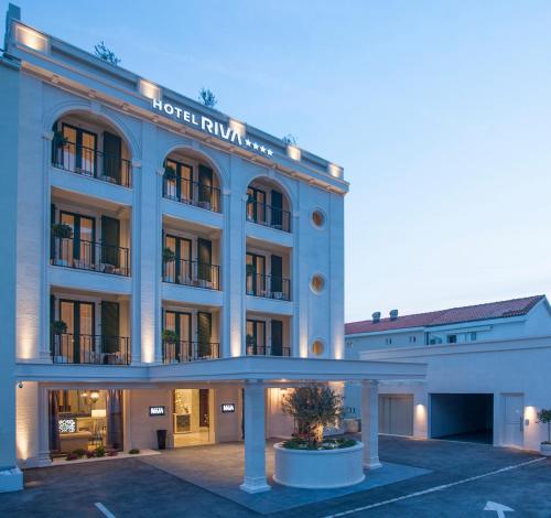 a hotel front view of the hotel turnaround at Hotel Riva by Aycon in Petrovac na Moru