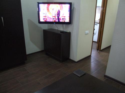  Apartment Paronyan 22 -  Room  picture :   Tea/Coffee maker    Shower    TV                           