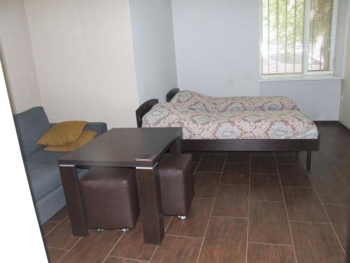  Apartment Paronyan 22 -  Room  picture :   Tea/Coffee maker    Shower    TV                           