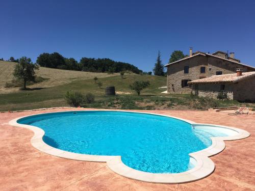 LarroqueにあるDomaine Du Colombier, Gite La Renaissanceの家屋を背景にした大型スイミングプール