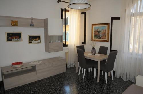 ヴェネツィアにあるCasa Sabotinoのリビングルーム(ダイニングルームテーブル、椅子付)