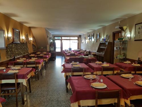 un comedor con mesas con manteles rojos en Turó de L´Home, en Santa María de Palautordera