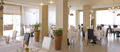 Hotel La Brezza frontemareにあるレストランまたは飲食店
