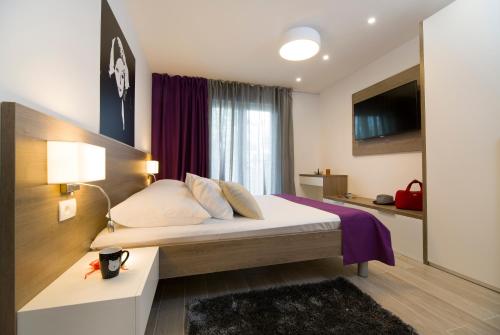 斯普利特的住宿－Le Grey，一间酒店客房,配有一张床和一台电视