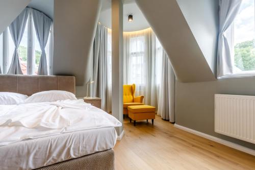 En eller flere senge i et værelse på Apartments Bohemia Rhapsody