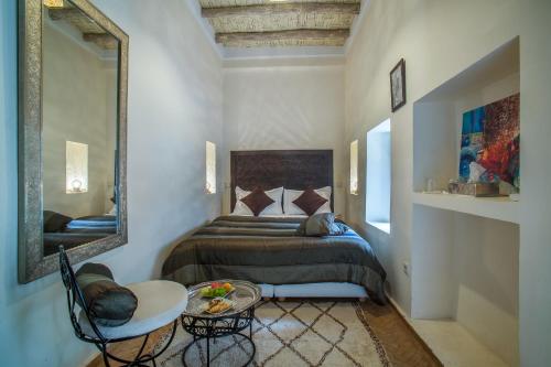 Ένα ή περισσότερα κρεβάτια σε δωμάτιο στο Riad Haraka