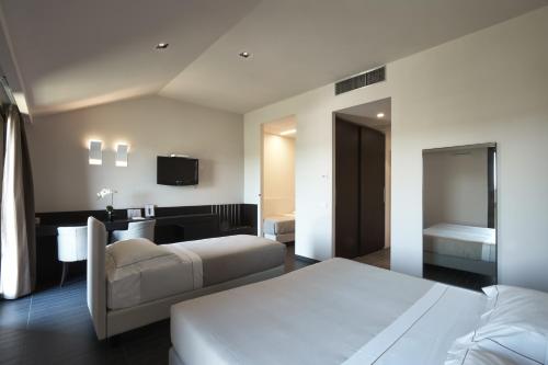 Un pat sau paturi într-o cameră la Casalgrande Hotel