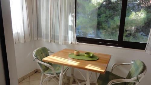 uma mesa e cadeiras num quarto com uma janela em Guesthouse Apartment Božica em Bol
