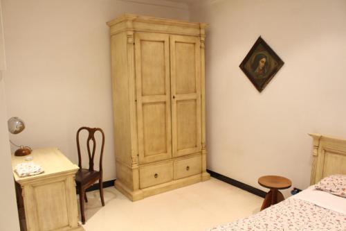 レッチェにあるMesciu Toreのベッドルーム(木製キャビネット、テーブル付)