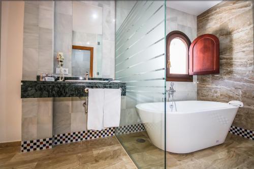 Ванная комната в Hotel Doña Lola Zahara