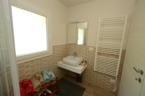 a bathroom with a sink and a mirror at antiche distillerie "buon dormire" in Pincara