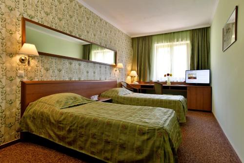 เตียงในห้องที่ Hotel Brasov