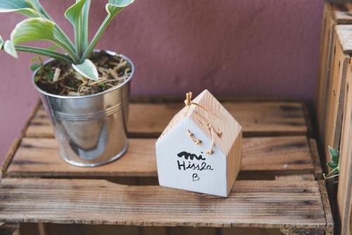 a sign on a wooden table next to a potted plant at HISSLA ALSACE CHIC& COSY BARR Wine Route in Barr