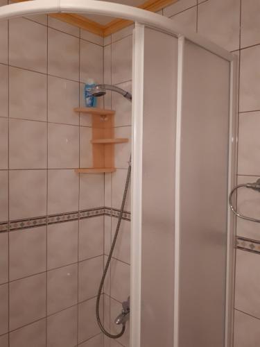 prysznic z wężem w łazience w obiekcie Studio Jurić w mieście Skradin