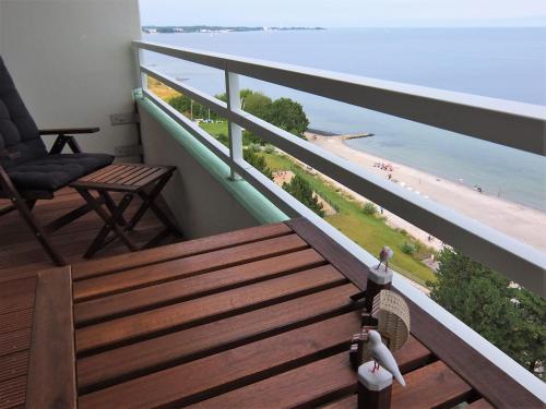 a balcony with a bench and a view of the beach at Mehr Meer geht nicht in Sierksdorf