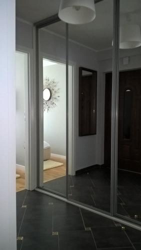 Pokój z dużym lustrem w pokoju w obiekcie No.1 Apartments - Kołobrzeg Beach Centrum w Kołobrzegu