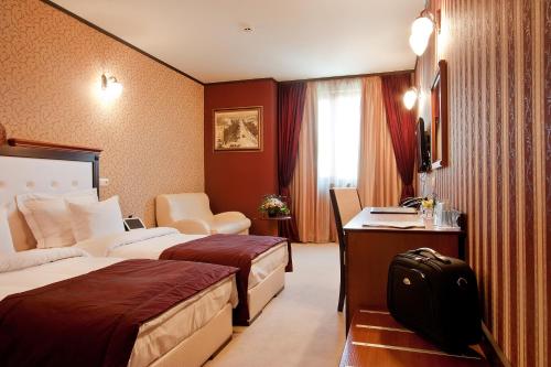 A bed or beds in a room at Best Western Plus Bristol Hotel