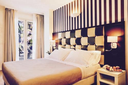 Säng eller sängar i ett rum på JR Resort Logos Forte dei Marmi