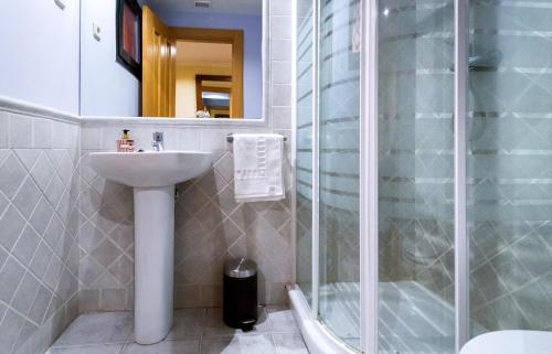 A bathroom at Apartamento San Juan de los Reyes