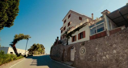 a house on the side of a wall on a street at Appartamento Rosa in Scala