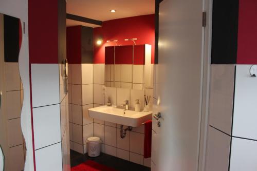 a bathroom with a sink and a mirror at Ferienwohnung zum Nordlicht in Bassum