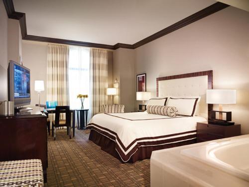 ein Hotelzimmer mit einem Bett und einem Schreibtisch in der Unterkunft Ameristar Casino Hotel Vicksburg, Ms. in Vicksburg